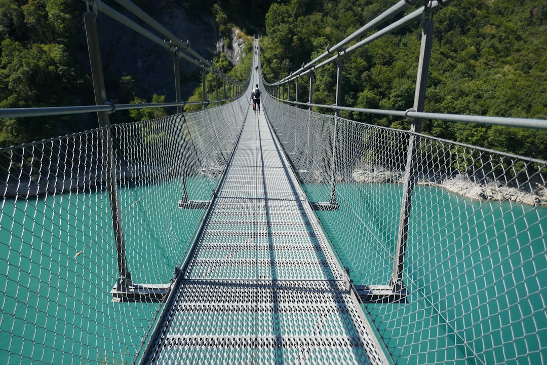 Niezwykłe mosty wiszące: architektura w zawieszeniu